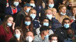 Laga pembuka Ligue-1 2021/2022 juga mulai memperbolehkan para penonton hadir di stadion dengan tetap menerapkan protokol kesehatan dengan mengenakan masker. (Foto: AFP/Francois Nascimbeni)