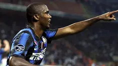 Selebrasi striker Inter Milan Samuel Eto'o yang mencetak hat-trick ke gawang Werder Bremen pada partai Liga Champions Grup A di Giuseppe Meazza, 29 September 2010. AFP PHOTO/OLIVIER MORIN  