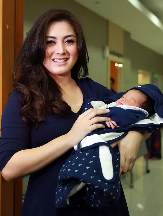 Pasangan yang menikah sejak 2012 silam ini diberinama Zayn Zavier Frizzy. Sebelumnya telah memiliki anak kembar yang lahir pada 14 Desember 2012 dan diberinama Zac Jaden Frizzy Simanjuntak dan Zoe Joanna Frizzy Simanjuntak. (Deki Prayoga/Bintang.com)