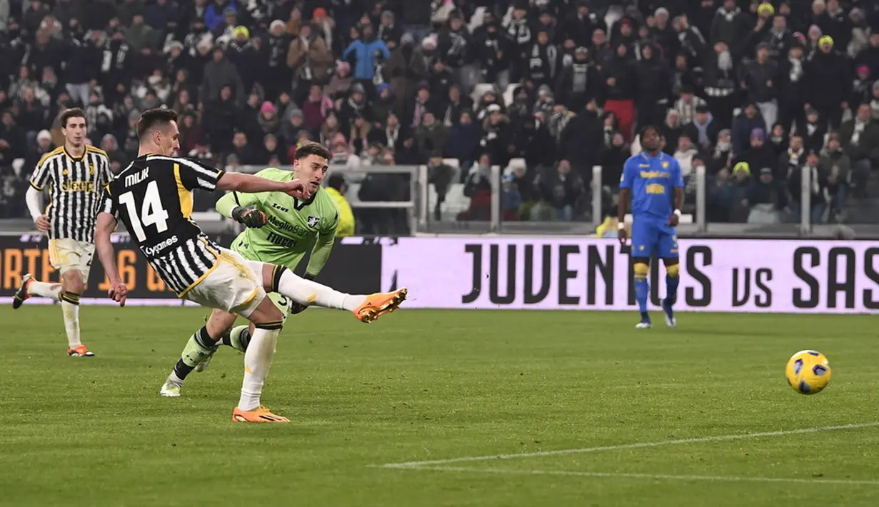 Juventus yang memang diunggulkan dalam pertemuan ini, sejak menit awal tak henti-hentinya menekan lini pertahanan Frosinone. (Fabio Ferrari/LaPresse via AP)