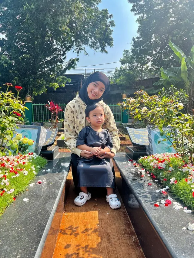 Selalu Ungkap Kerinduan, Ini 6 Momen Fuji Bawa Gala Ziarah ke Makam Vanessa dan Bibi