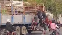 Aksi nekat anak-anak Surabaya gandol truk di Jalan Raya Burneh Kabupaten Bangkalan yang direkam oleh warga. (Tangkapan layar)