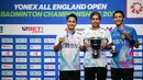 Peraih medali perak Anthony Sinisuka Ginting (kiri) dan peraih medali emas Jonatan Christie (kanan) merayakannya bersama pelatih mereka, Hendri Kurniawan Saputra di podium setelah bertanding di Final Tunggal Putra Kejuaraan Bulutangkis Terbuka All England di Utilita Arena, Birmingham, Inggris tengah, pada 17 Maret 2024. (JUSTIN TALLIS/AFP)