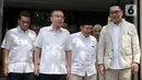 Ketua Harian DPP Partai Gerindra, Sufmi Dasco Ahmad (kedua kiri) didampingi Ketua Tim Pemenangan Riza Patria (kiri) dan bakal calon gubernur-wakil gubernur Jakarta, Ridwan Kamil-Suswono sesaat sebelum menggelar rapat di Hutan Kota Plataran, Senayan, Jakarta, Senin (16/9/2024). (Liputan6.com/Herman Zakharia)