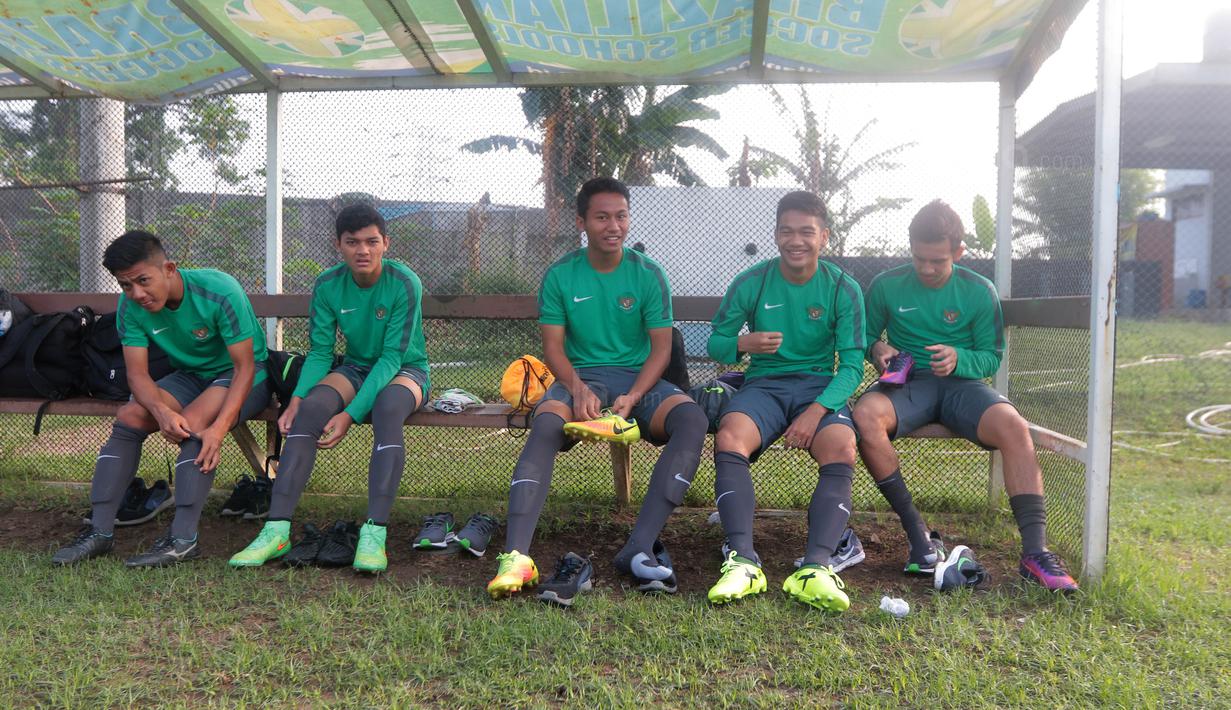 Pemain Timnas U-19, Egy Maulana Vikri (kanan) dan rekan-rekannya bersiap saat mengikuti sesi latihan Perdana di Lapangan LFA, Bekasi, Jumat (29/9/2017). Latihan tersebut merupakan persiapan uji coba melawan Kamboja. (Bola.com/Nicklas Hanoatubun)