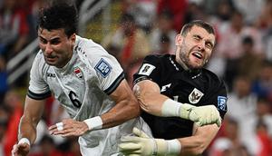 Kiper Timnas Indonesia, Maarten&nbsp;Paes (kanan), berduel dengan pemain Timnas Irak, Munaf Younus (kiri), dalam pertandingan kualifikasi Grup B Piala Dunia antara Irak dan Indonesia di Stadion Alinma Bank, King Abdullah Sports City, Jeddah, Arab Saudi,&nbsp;Minggu (12-10-2025) dini hari WIB. (Foto AP/Ali Issa)