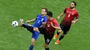 Pemain Kroasia, Ivan Rakitic, berusaha mengontrol bola dari kejaran pemain Turki dalam laga Grup D Piala 2016 di Stadion Parc des Princes, Paris, (12/6/2016). (AFP/Philippe Lopez)