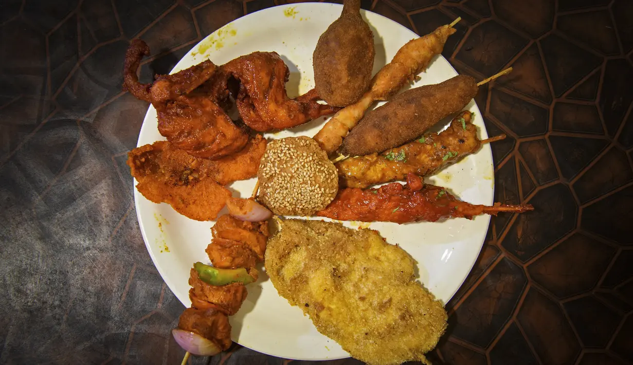 Dalam gambar pada 3 April 2022, piring dengan makanan tradisional untuk umat Muslim untuk berbuka puasa pada hari pertama bulan suci Ramadhan di Bangalore, India. Masjid dan jalan-jalan pasar penuh dengan keramaian malam, tergoda oleh aroma manisan manis untuk berbuka puasa. (Manjunath Kiran / AFP)