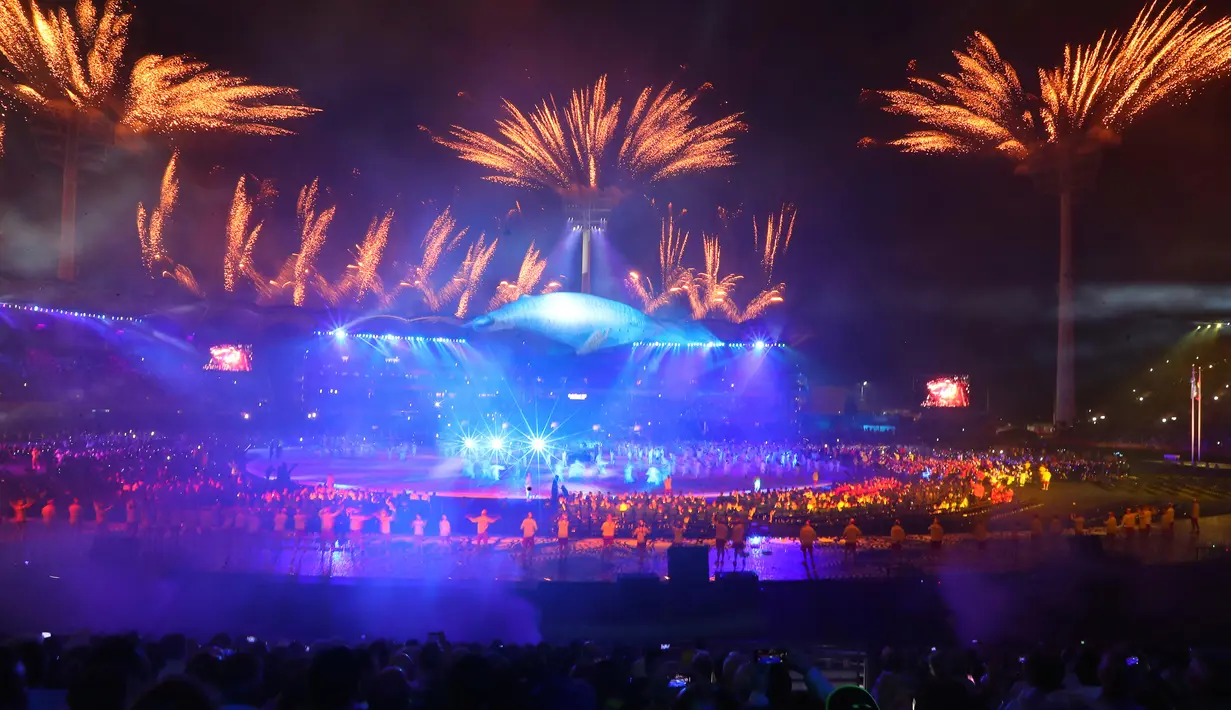 Pertunjukan kembang api pada upacara pembukaan Pesta Olahraga Persemakmuran (Commonwealth Games) di Gold Coast, Australia, Rabu (4/4). Commonwealth Games 2018 merupakan perhelatan ke-21 sejak pertama kali digelar di Hamilton, Kanada. (AP/Manish Swarup)