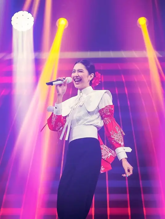 Kemeja putih tampil etnik dengan detail batik (Instagram @miktambayong)