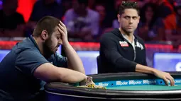 Scott Blumstein bereaksi saat melawan Benjamin Pollak dari Prancis dalam Kejuaraan Dunia Poker (World Series of Poker Main Event) di Las Vegas, Sabtu (22/7). Blumstein berhasil menyingkirkan 7.221 pemain dalam turnamen poker ini. (AP Photo/John Locher)