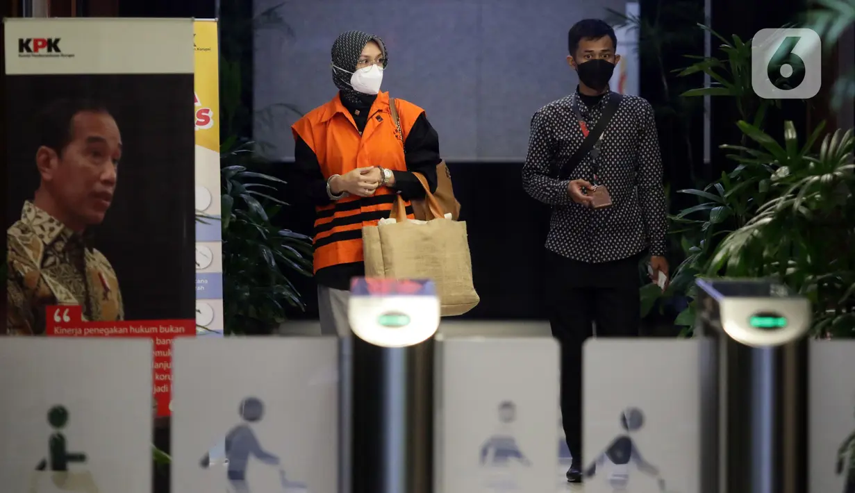 Bupati nonaktif Probolinggo Puput Tantriana Sari (kiri) usai menjalani sidang lanjutan yang digelar dalam jaringan dari Pengadilan Tipikor Surabaya, Gedung KPK Jakarta, Rabu (23/2/2022). Puput merupakan terdakwa dugaan suap seleksi jabatan di Kabupaten Probolinggo. (Liputan6.com/Helmi Fithriansyah)