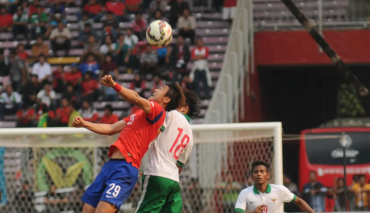 Gelandang timnas Korea Selatan, Lee Chandong (29) berebut bola dengan Adam Alis Setyano (Indonesia - 18) di kualifikasi grup H Piala Asia 2016 di Stadion GBK Jakarta, Selasa (31/3/2015). Indonesia U-23 kalah 0-4. (Liputan6.com/Helmi Fithriansyah)