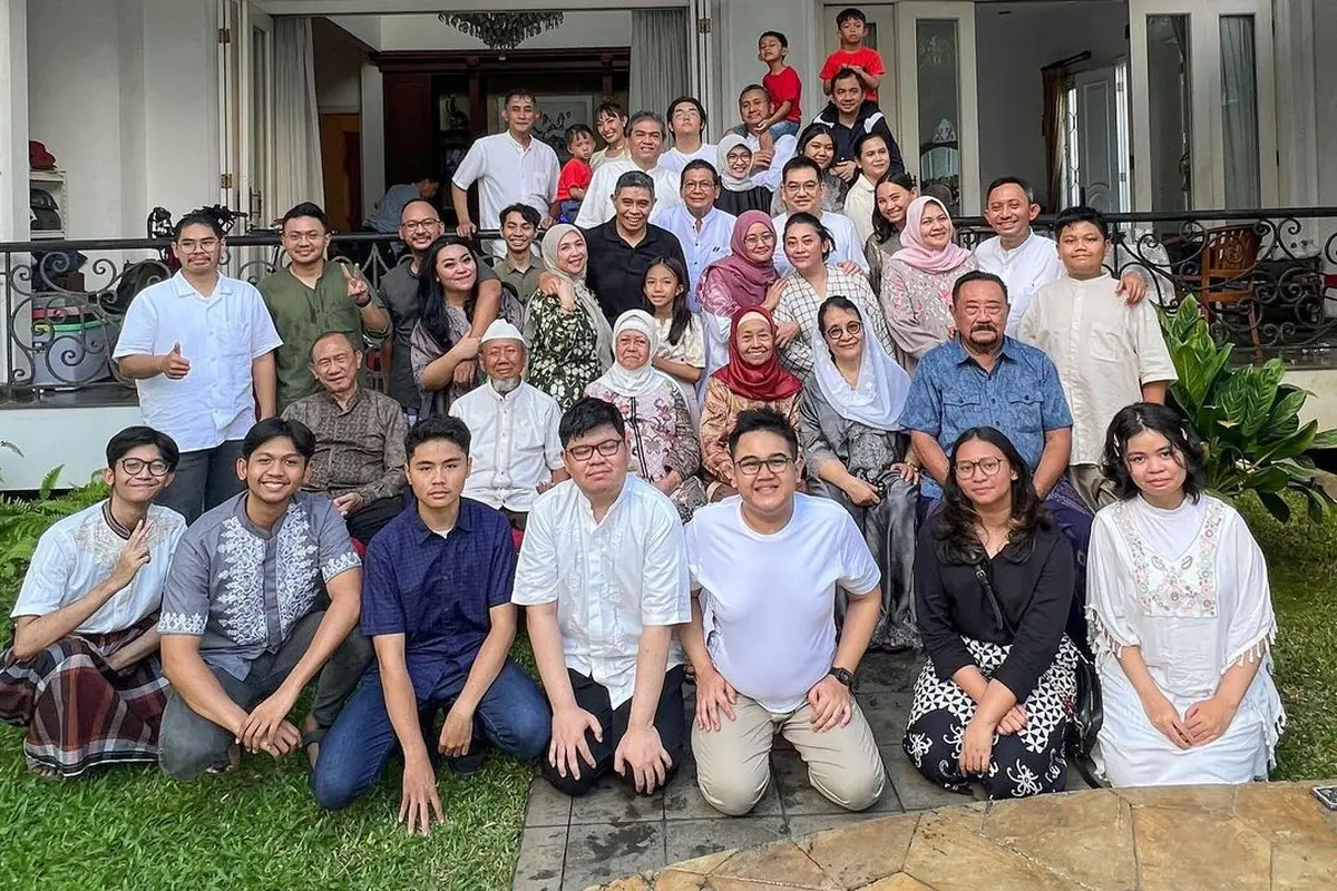 Ayu Dewi bersama keluarga besar (Instagram/mrsayudewi)