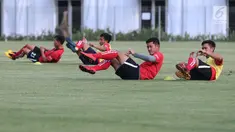 Pemain timnas Laos melakukan pemanasan jelang latihan resmi babak penyisihan sepak bola grup A Asian Games 2018 di Lapangan B, Kompleks GBK, Jakarta, Kamis (16/8). Laos akan menantang timnas Indonesia, Jumat (17/8). (Liputan6.com/Helmi Fithriansyah)