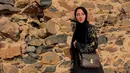 Gadis kelahiran Bandung ini namanya mulai dikenal sejak bermain peran sebagai Aisyah di Cahaya Cinta pada tahun 2017 silam. Sukses di dunia peran, sejumlah judul film dan sinetron pun sudah ia bintangi. Terbaru, ia berperan sebagai Mila di sinetron Fitri. (Liputan6.com/IG/marginw@)
