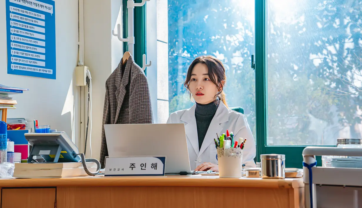 Sayangnya, tujuan tersebut dipersingkat hanya dalam satu hari setelah ia dibangunkan oleh Joo In-hae, seorang wanita berhati dingin namun memesona, yang diperankan oleh Won Ji An. (Foto: Prime Video)