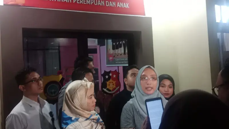 Kuasa hukum istri dosen, LH, yang dipaksa berhubungan badan dengan pria lain oleh suaminya memberi keterangan kepada wartawan di Gorontalo. (Foto: Liputan6.Arfandi Ibrahim)