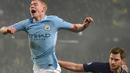 Pemain Manchester City, Kevin De Bruyne (kiri) jatuh saat diadang pemain Tottenham Hotspur,  Jan Vertonghen pada lanjutan Premier League di Etihad Stadium, Manchester, (16/12/2017). Manchester City menang 4-1. (AFP/Paul Ellis)