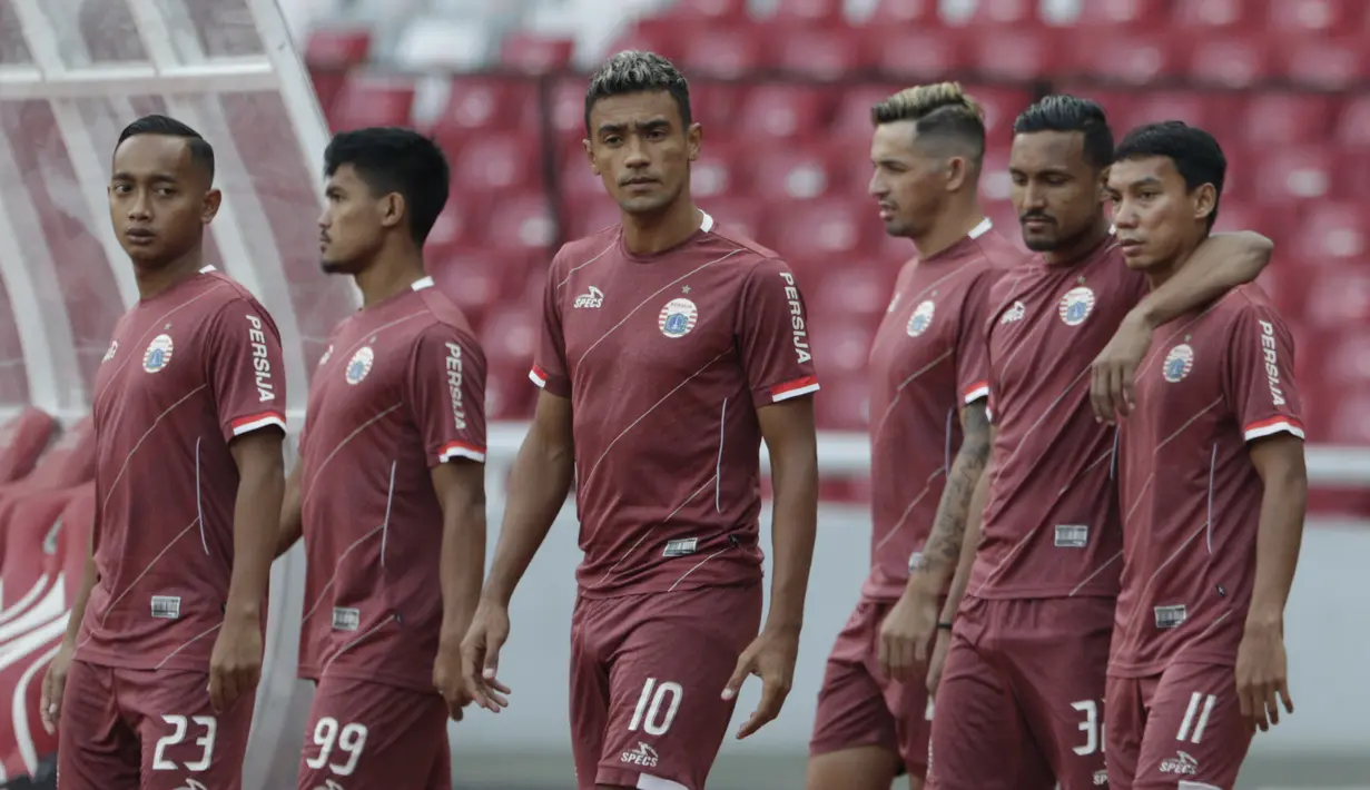 Pemain Persija Jakarta memasuki lapangan saat latihan jelang laga Piala AFC 2019 di SUGBK, Jakarta, Senin (25/2/2019). Persija akan Melawan Becamex Binh Duong. (Bola.com/M Iqbal Ichsan)