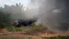 Tentara Ukraina menembaki posisi Rusia menggunakan howitzer M777 yang dipasok Amerika Serikat (AS) di wilayah Donetsk, Ukraina, 18 Juni 2022. (AP Photo/Efrem Lukatsky)