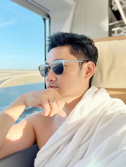 Masih di tempat yang sama, Angga juga menjawab tundingan mantan istrinya terkait umrah dengan uang tak halal. "Ya biarin aja, yang penting kenyataannya enggak begitu," kata Angga. [Instagram/anggawijaya88]