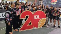 Sejumlah legenda hingga pemain yang masih aktif bermain turut merayakan 20 tahun IBL mewarnai basket Indonesia. (dok. IBL)