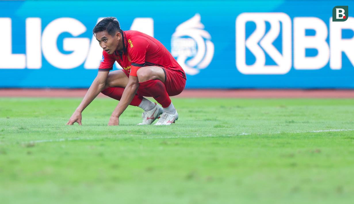 Pemain Persija Jakarta, Rizky Ridho, tampak lesu setelah ditahan imbang Persib Bandung dalam lanjutan Liga 1 Indonesia 2024/2025 di Stadion Patriot Candrabhaga, Bekasi, pada Minggu (16/2/2025). (Bola.com/M Iqbal Ichsan)