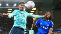Pemain muda Prancis, Wesley Fofana telah muncul sebagai salah satu bek muda terbaik di Liga Inggris sejak pindah ke Leicester City dari Saint-Etienne. Pemain berusia 21 tahun itu tampil mengesankan untuk The Foxes dan memainkan peran kunci dalam kemenangan Piala FA musim lalu. Bek muda itu dilaporkan telah masuk radar Chelsea untuk sementara waktu. Klub dilaporkan telah bersedia mengajukan tawaran untuknya bahkan saat dia absen karena cedera. (AFP/Lindsey Parnaby)