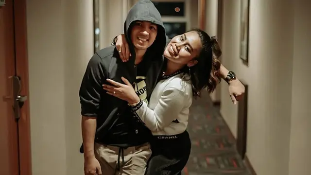 7 Potret Mesra Evi Masamba dan Sang Suami yang Jarang Tersorot