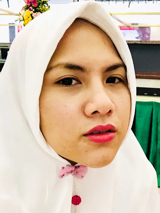 Mantan istri komedian Aming ini terlihat begitu cantik santun memakai hijab dan busana syar i nya. Busana bernuansa putih dikenakan Evelyn yang pastinya membuat ia tampak memesona. (Instagram/evelinnadaanjani)