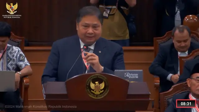 Airlangga Hartarto memenuhi panggilan sidang Mahkamah Konstitusi (MK) untuk bersaksi di sidang sengketa Pilpres 2024, di gedung MK, Jumat (5/4/2024).