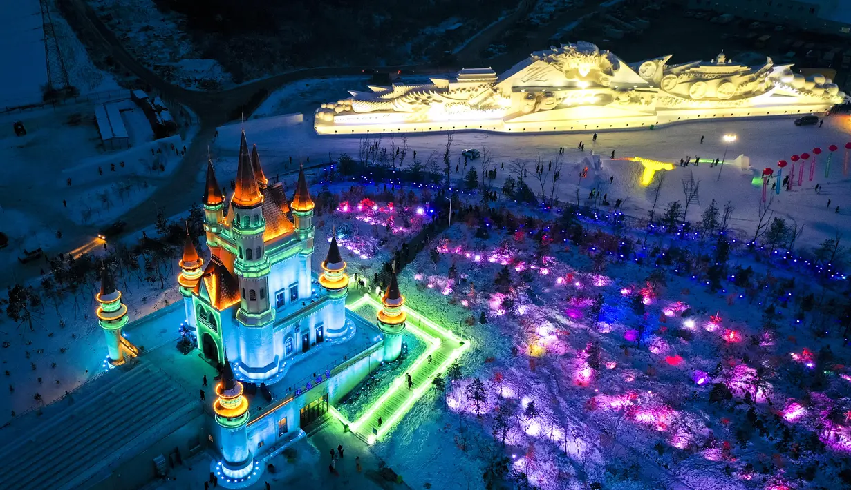 Foto dari udara ini menunjukkan taman hiburan es dan salju di Changchun, Provinsi Jilin, China timur laut, pada 12 Desember 2020. Taman hiburan es dan salju yang memiliki 142 bangunan es dan patung salju itu secara resmi dibuka untuk umum pada Sabtu (12/12). (Xinhua/Xu Chang)