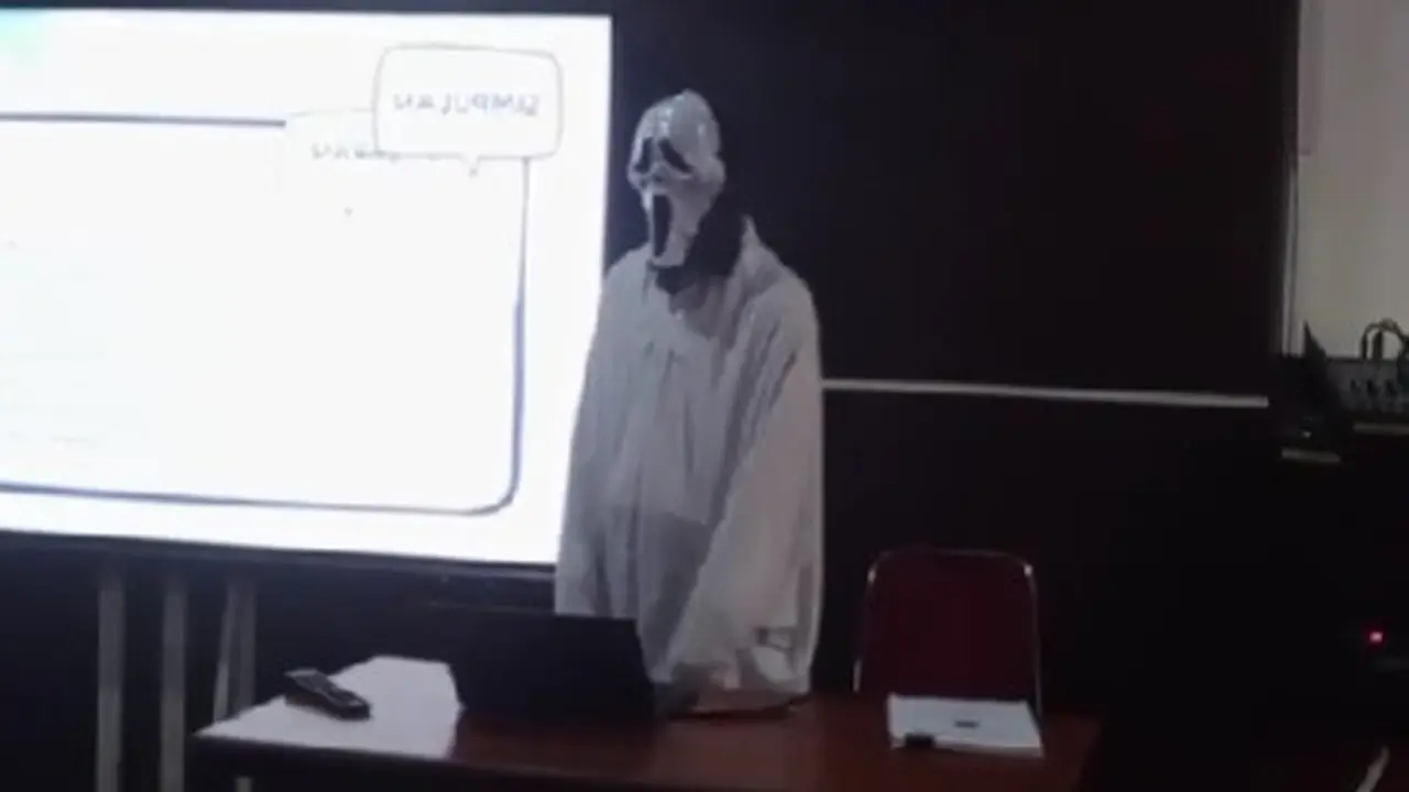 Kostum Hantu Sidang Skripsi