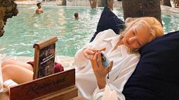 Wanita yang juga dikenal sebagai DJ Hyo ini juga terlihat mendatangi salah satu beach club yang ada di Bali. Ia juga mengunggah momen saat tengah bersantai di sebuah beach club. (Liputan6.com/IG/@hyoyeon_x_x)