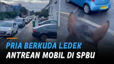 Dengan mengendarai kuda, pria tersebut bernyanyi dan meledek antrean mobil di SPBU.