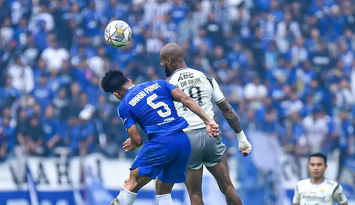 Pemain Persib Bandung, David Da Silva (kanan) berebut bola diudara dengan pemain PSIS Semarang,  Wahyu Prasetyo dalam pertandingan pekan ke-21 BRI Liga 1 2022/2023 yang berlangsung di Stadion Jati Diri, Selasa (31/1/2023). (Dok. Persib Bandung)