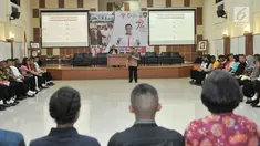 Calon Paskibraka mendengarkan penjelasan bahaya narkoba di kalangan anak muda di PPPON, Cibubur, Jakarta, Selasa (8/8). BNN ajak calon Paskibraka 2017 menjauhi narkoba dan sosialisasikan pencegahan bahaya HIV dan narkotika. (Liputan6.com/Yoppy Renato)