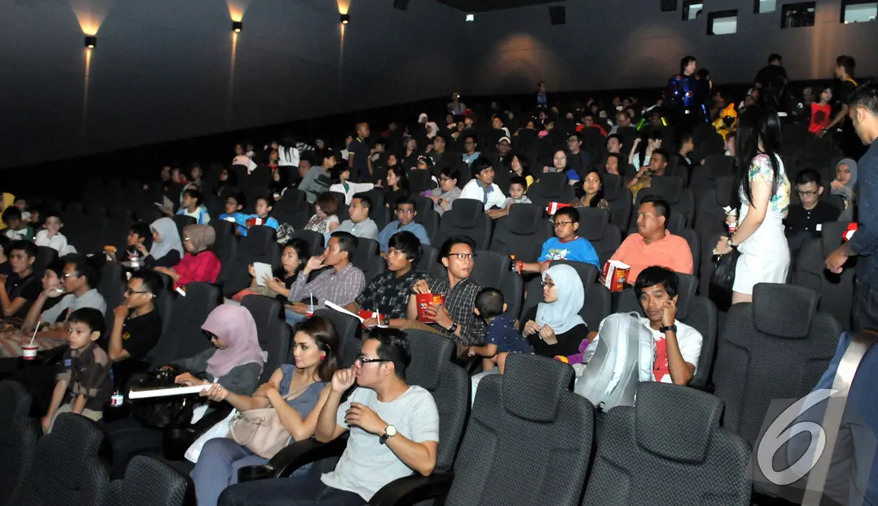 Suasana di dalam bioskop Blitz Megaplex, Grand Indonesia, Jakarta yang penuh oleh penonton saat akan menyaksikan film Big Hero 6, Minggu (9/11/2014) (Liputan6.com/Panji Diksana)