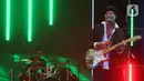 Penonton pun bergoyang mengikuti alunan musik reggae yang dibawakan Tony Q. (Liputan6.com/Helmi Fithriansyah)