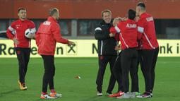 Pemain Timnas Albania menjalani sesi latihan dengan santai dan sedikit candaan antar pemain. (Bola.com/Reza Khomaini)