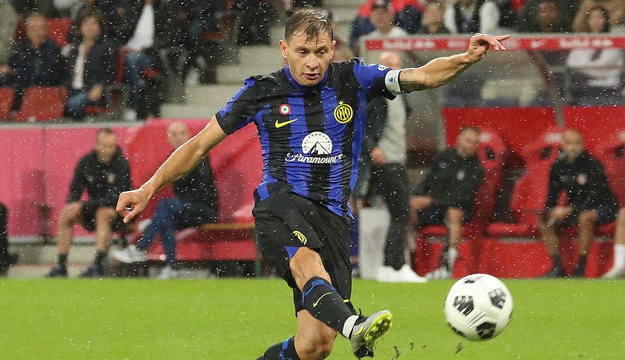Pemain Inter Milan, Nicolo Barella berusaha mencetak gol ke gawang RB Salzburg pada laga uji coba pramusim di Red Bull Arena, Austria, 10 Agustus 2023 WIB. (AFP/APA/Krugfoto)