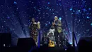 Konsep ini memungkinkan penonton menikmati lagu-lagu klasik era 1990-an dengan atmosfer yang lebih personal dan emosional. Tampak dalam foto, penampilan asal Amerika Serikat, Peabo Bryson saat berduet dengan Vina Panduwinata (Indonesia) di konser 90's Intimate 2nd Editionkonser  di Istora Senayan, Jakarta, Sabtu (7/2/2026). (Fimela.com/Adrian Putra)