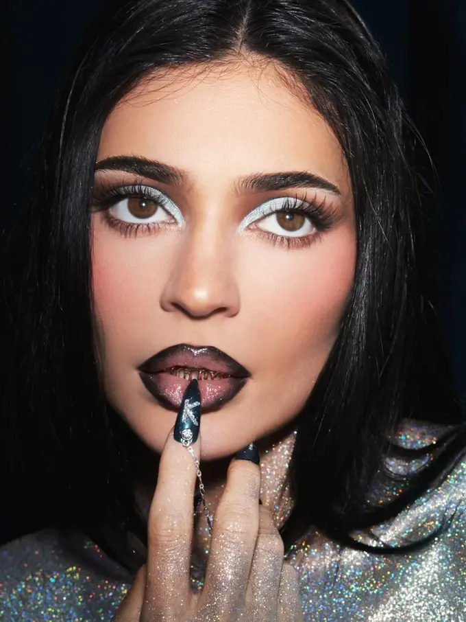 King Kylie Makeup Collection Resmi Dirilis, Hadirkan Nostalgia Makeup Kylie Jenner yang Eksperimental