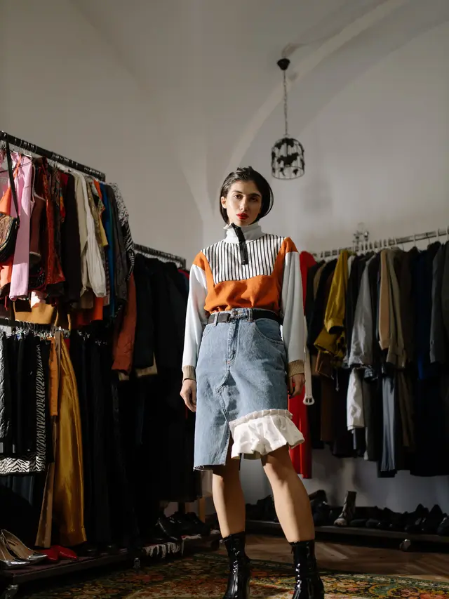 Contoh ilustrasi mix and match foto dengan tatanan busana thrifting