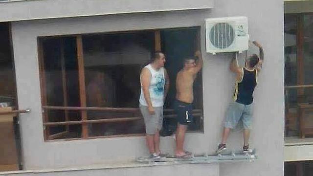 6 Potret Tangga Tukang Dirakit Ini Nyeleneh, Bikin Enggak Berani Naik