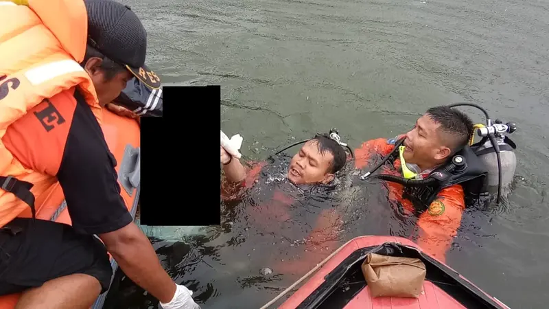 Evakusi jenazah korban tenggelam di Waduk Sempor, Kebumen. (Foto: Liputan6.com/Basarnas/Muhamad Ridlo)