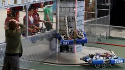 Peserta berusaha mengendalikan robot untuk mendaki sebuah kastil dalam kompetisi robot San Diego Regional FIRST Robotics di Del Mar, California (4/3). Kompetisi tahunan San Diego ke-10 ini diikuti oleh puluhan tim dari SMA di AS. (REUTERS / Mike Blake)