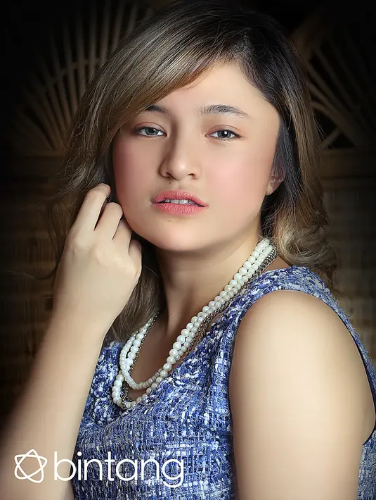 "Dia sering main ke apartemen. Jadi kalau datang ke apartemen, seharian gitu ama Sienna. Kita juga sering jalan-jalan ke mall bertiga," kata perempuan yang belum lama membelikan rumah ayahnya. (Andy Masela, Digital Imaging: Muhammad Iqbal Nurfajri)