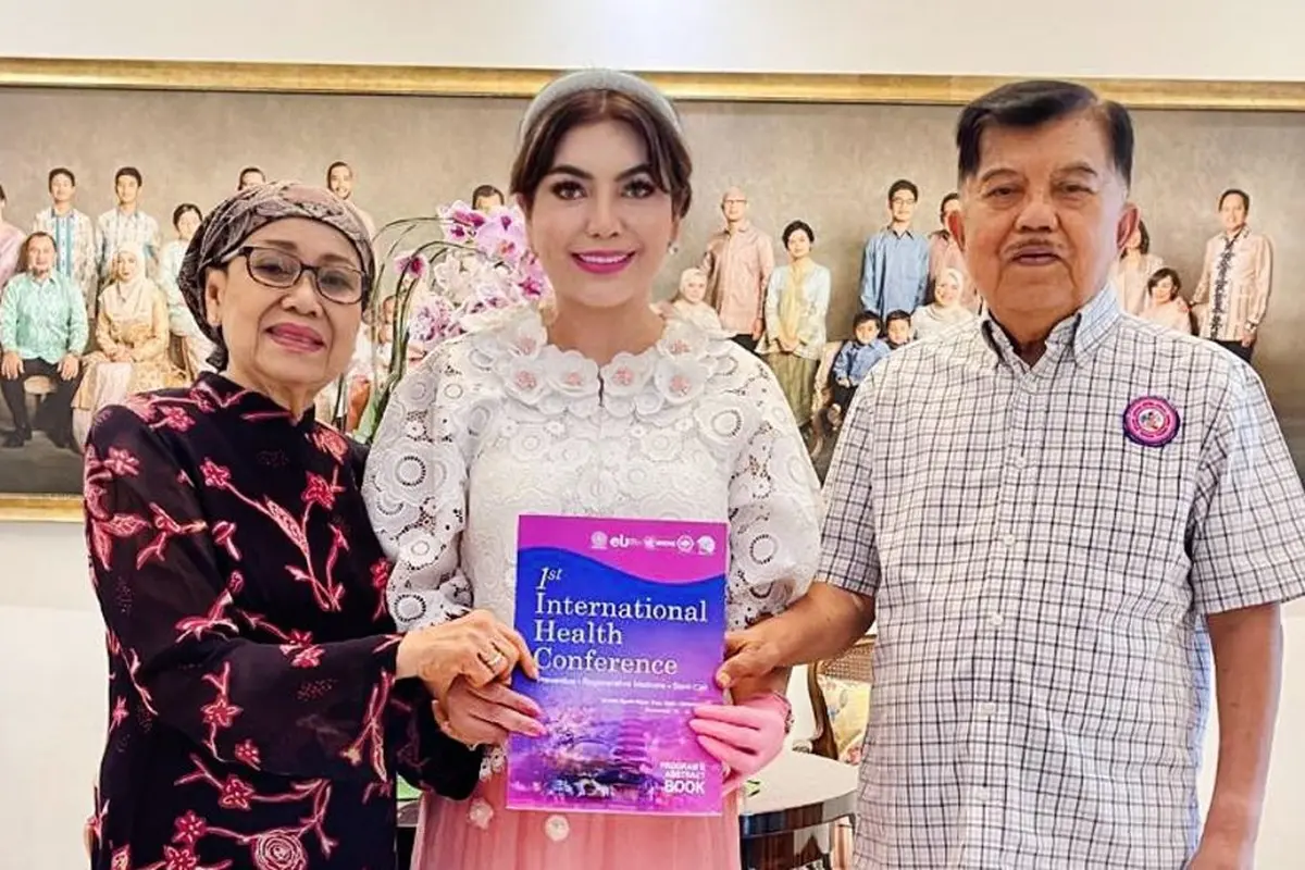 Deby Vinski bersama Mufidah Kalla dan Jusuf Kalla